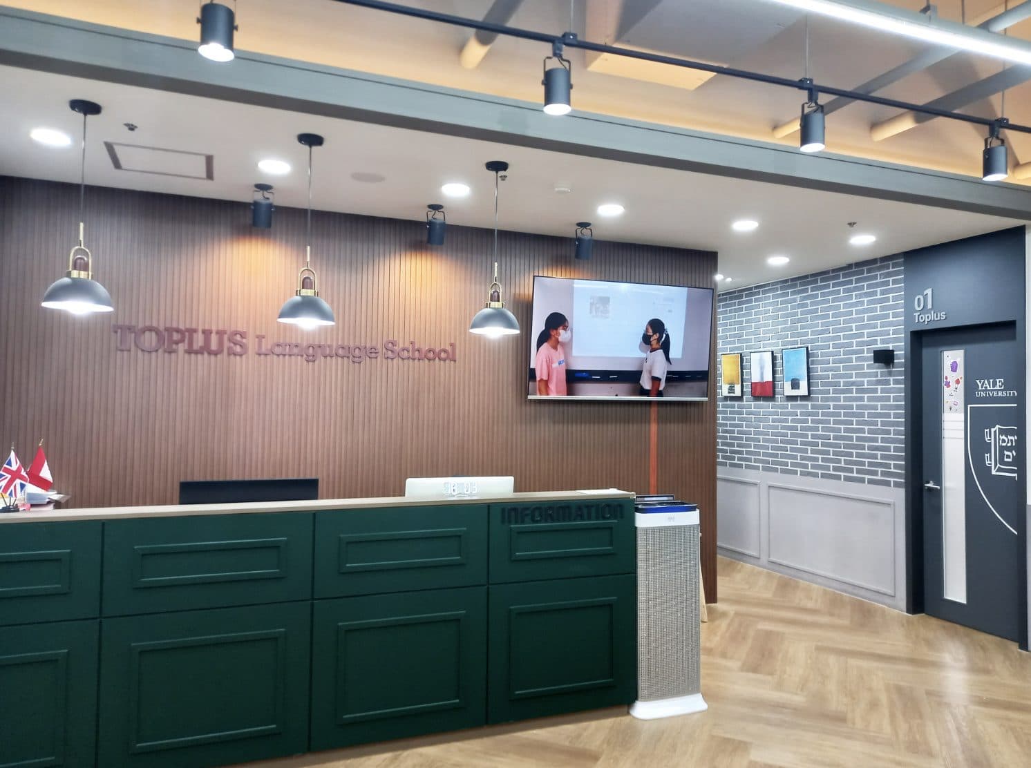 TOPLUS 레터링이 있는 리셉션
